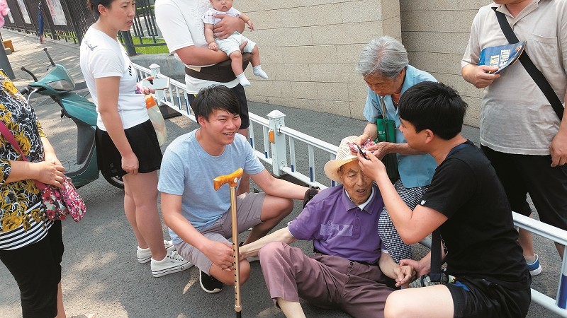 老人苏醒,热心人帮着联系他的女儿.