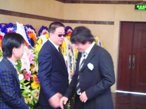 《大红绸子飘起来》叶凡葬礼,数万粉丝悼念,戴