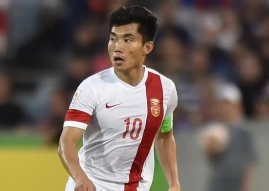 中国足球和英国足球差多少,看看中国队长郑智