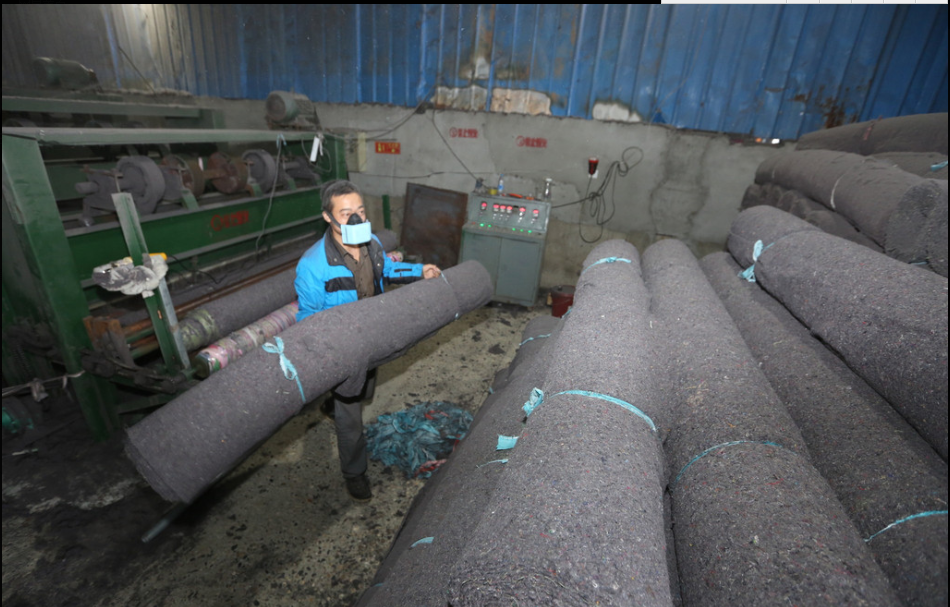 2016年10月13日，湖北省襄阳市，在分拣车间隔壁的生产车间，被淘汰的旧衣物经过粉碎、针刺等工序，变成一卷卷工业毛毡。据了解，这些工业毛毡主要用作路基布、包家具，还有的破烂牛仔裤等则被制成无纺布，可重新用于纺织行业，这一部分占了90%