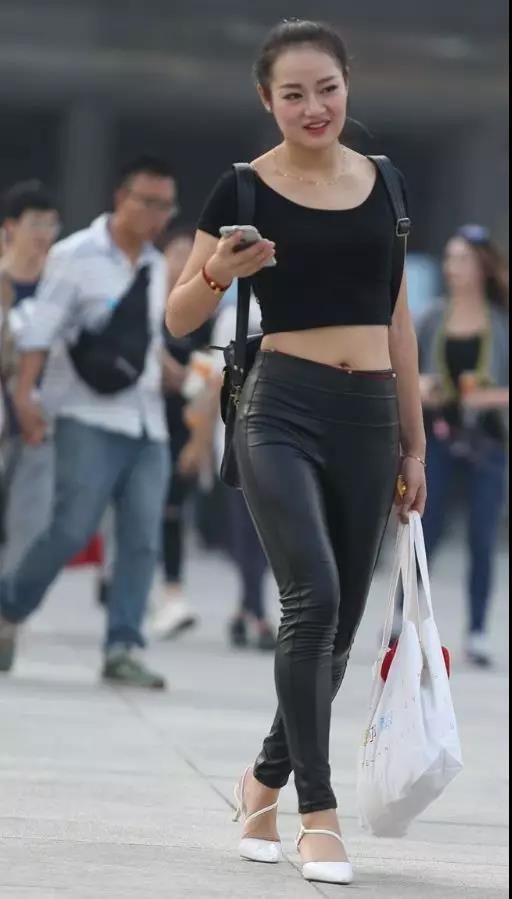 街拍:穿紧身黑色皮裤性感身材的美女