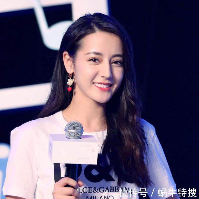 173关晓彤和168迪丽热巴同穿T恤短裙,一个似