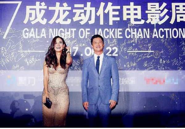 《战狼2》女主穿全透明裙子 吴京不敢看她(图)