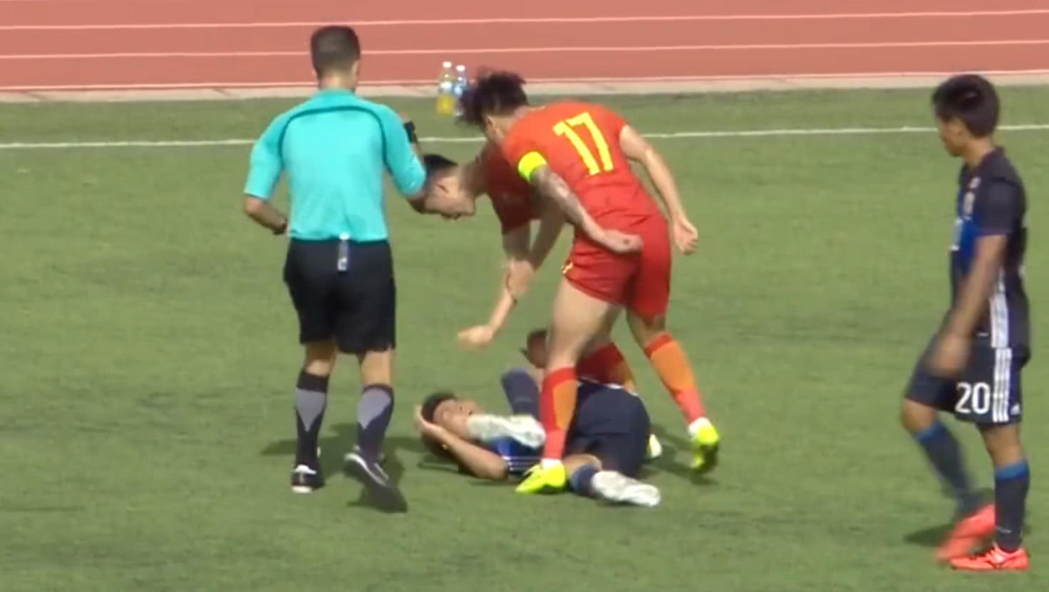 日本足球运动员使坏,遭到国足运动员围攻,场面