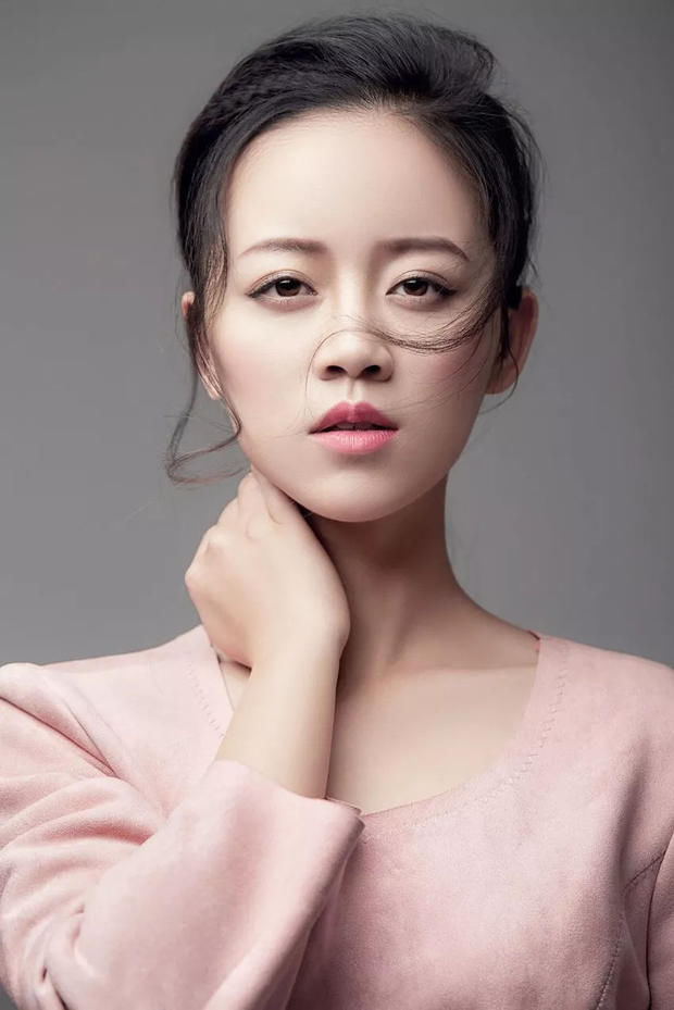 美女演员掠过泸州的灿烂芳华,为演戏无问东西