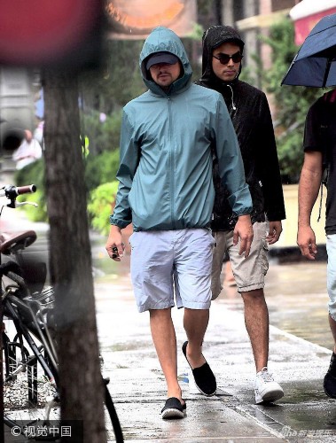 dicaprio)与友人外出闲逛,当天天气阴雨绵绵,但是小李子依旧兴致不减