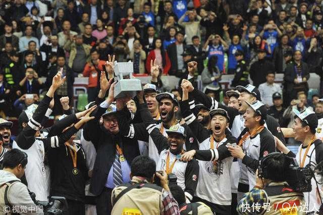 四川男篮夺冠阵容仅剩2人 新赛季他们要换个活