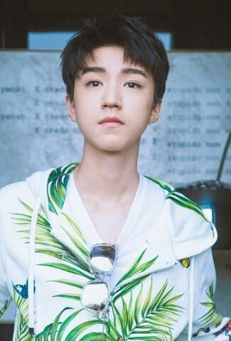 tfboys里最小易烊千玺,第二个考上大学,并晒成