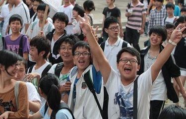 上世纪80年代考中专和当前考大学本科,哪个更