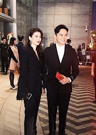 袁咏仪卷发美艳动人 重回颜值巅峰