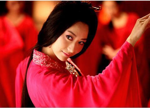 便开始不断地被迫更换身份,历经了隋炀帝的皇后,宇文化及的淑妃,窦