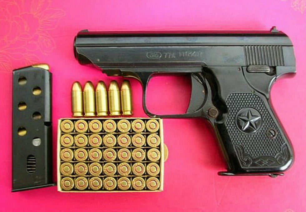 77式是一把紧凑得是口袋大小的袖珍型反冲作用操作式手枪，发射最初为64式手枪而自行研制的7.62×17毫米64式手枪子弹。弹匣可装弹7发，能实现单手上膛，近距离杀伤力较大。