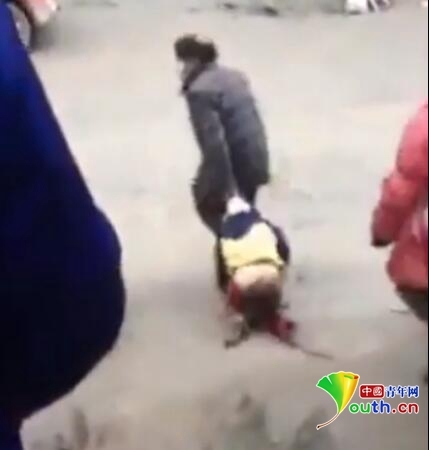 留守儿童被爷爷泥地拖行百米 官方:爷爷被拘留 留守儿童被爷爷泥地拖行百米 官方:爷爷被拘留