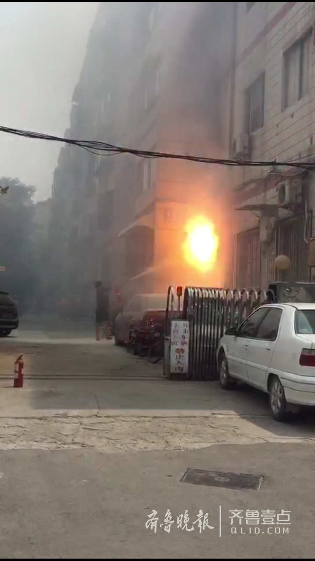 济南一居民楼电线滋滋冒火!离煤气管道不足20