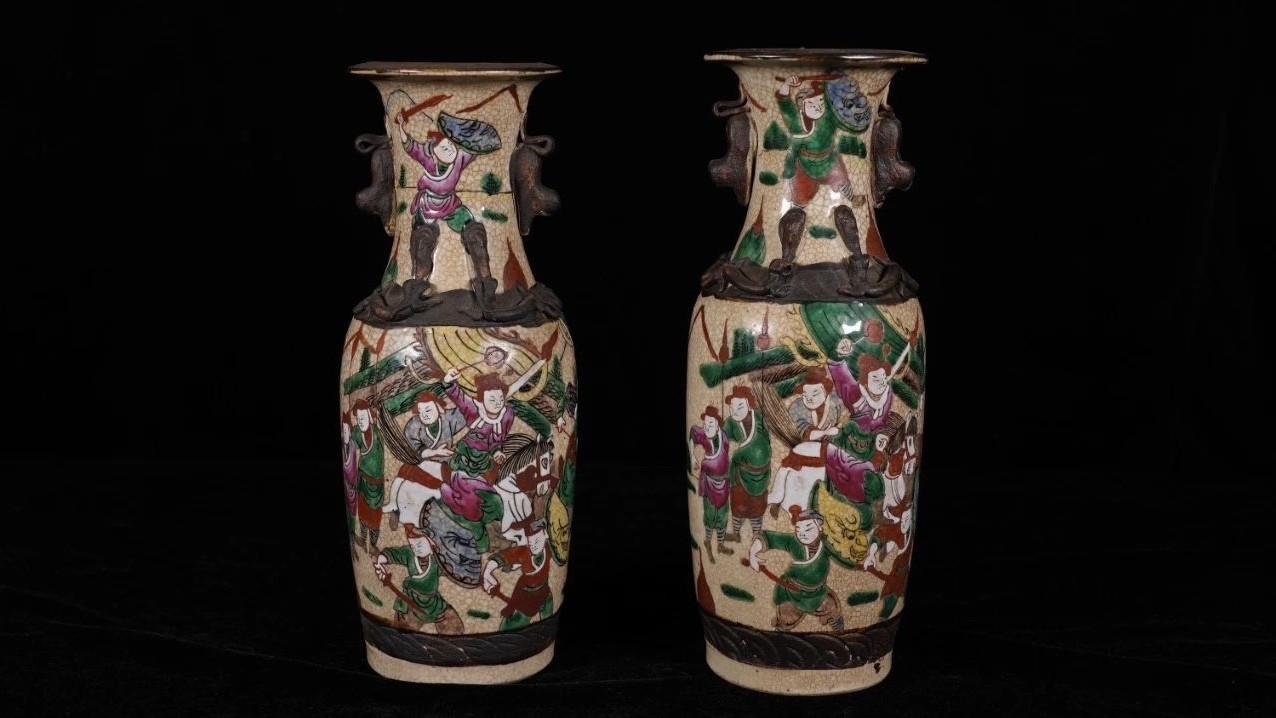 一对晚清哥釉粉彩刀马人物瓶,如今价值有多少? 一对晚清哥釉粉彩刀马人物瓶,如今价值有多少?