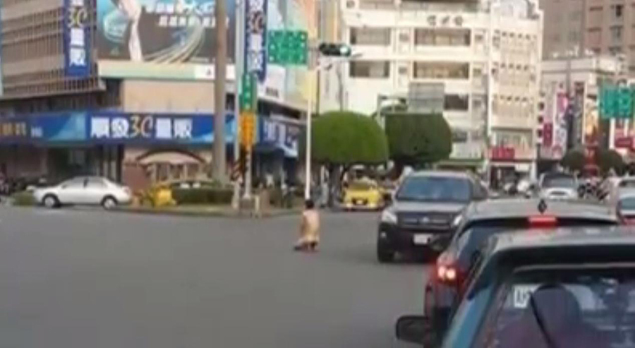 发生了什么?男子裸身跪马路中心引发交通大堵塞 发生了什么?男子裸身跪马路中心引发交通大堵塞