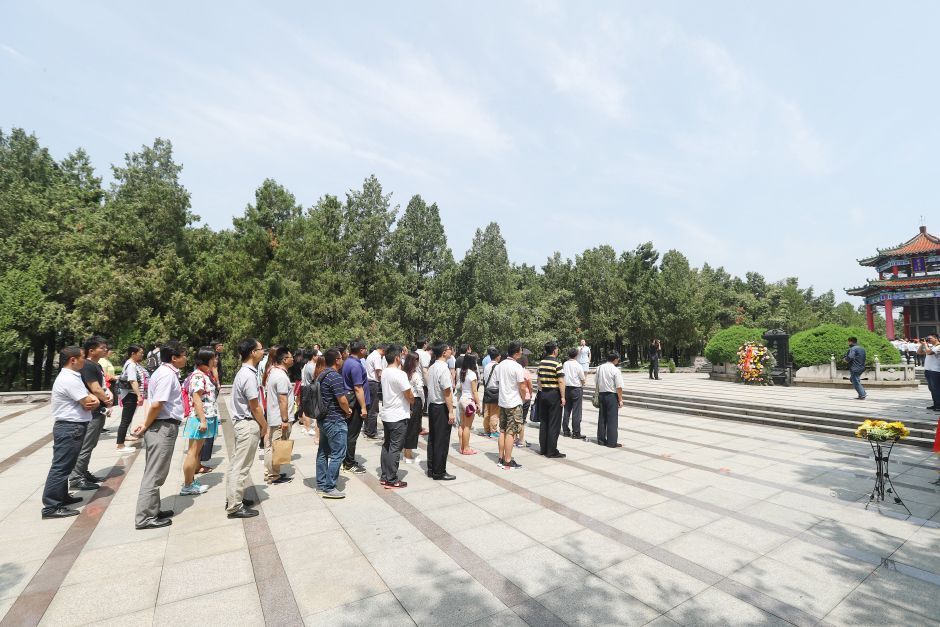 在孟良崮战役纪念馆,代表团们在粟裕将军“墓前”鞠躬默哀,重温先烈英勇感人的事迹。 大众网记者 王长坤 摄