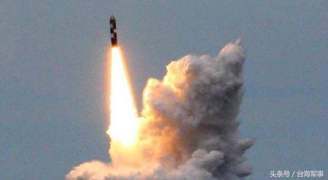 俄罗斯战略核武库杀手锏亮相,4枚导弹齐发,美