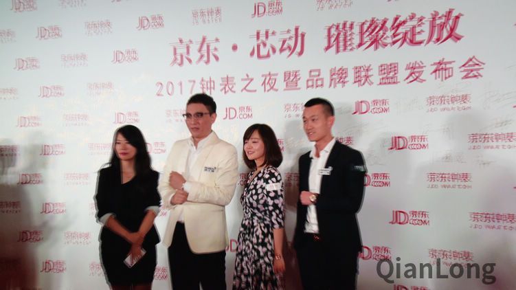 劳士顿总经理罗斌向著名主持人华少赠送全新劳