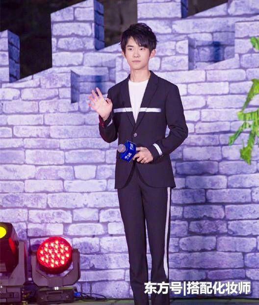 易烊千玺和关晓彤同上节目,都穿平底鞋,看出大