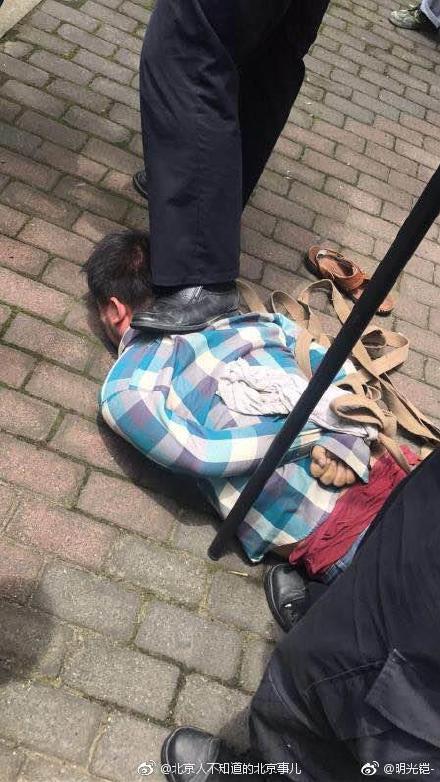 上海一男子在学校门口持刀伤人 2名小学生遇难