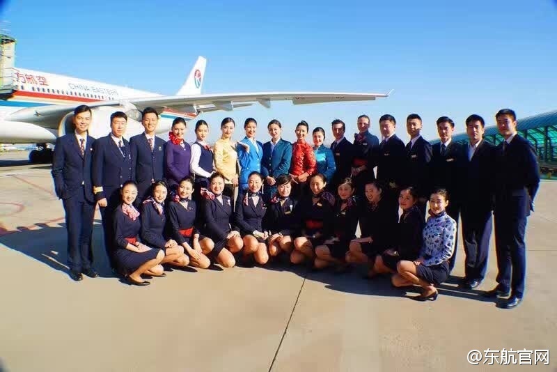 东航60周年 空姐着历代制服机上走秀 东航60周年 空姐着历代制服机上走秀