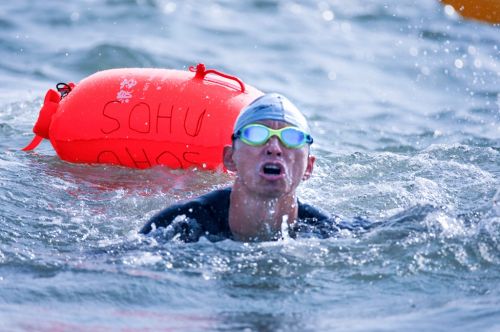 挑战海上马拉松! 张健张朝阳成功横渡兴城海峡