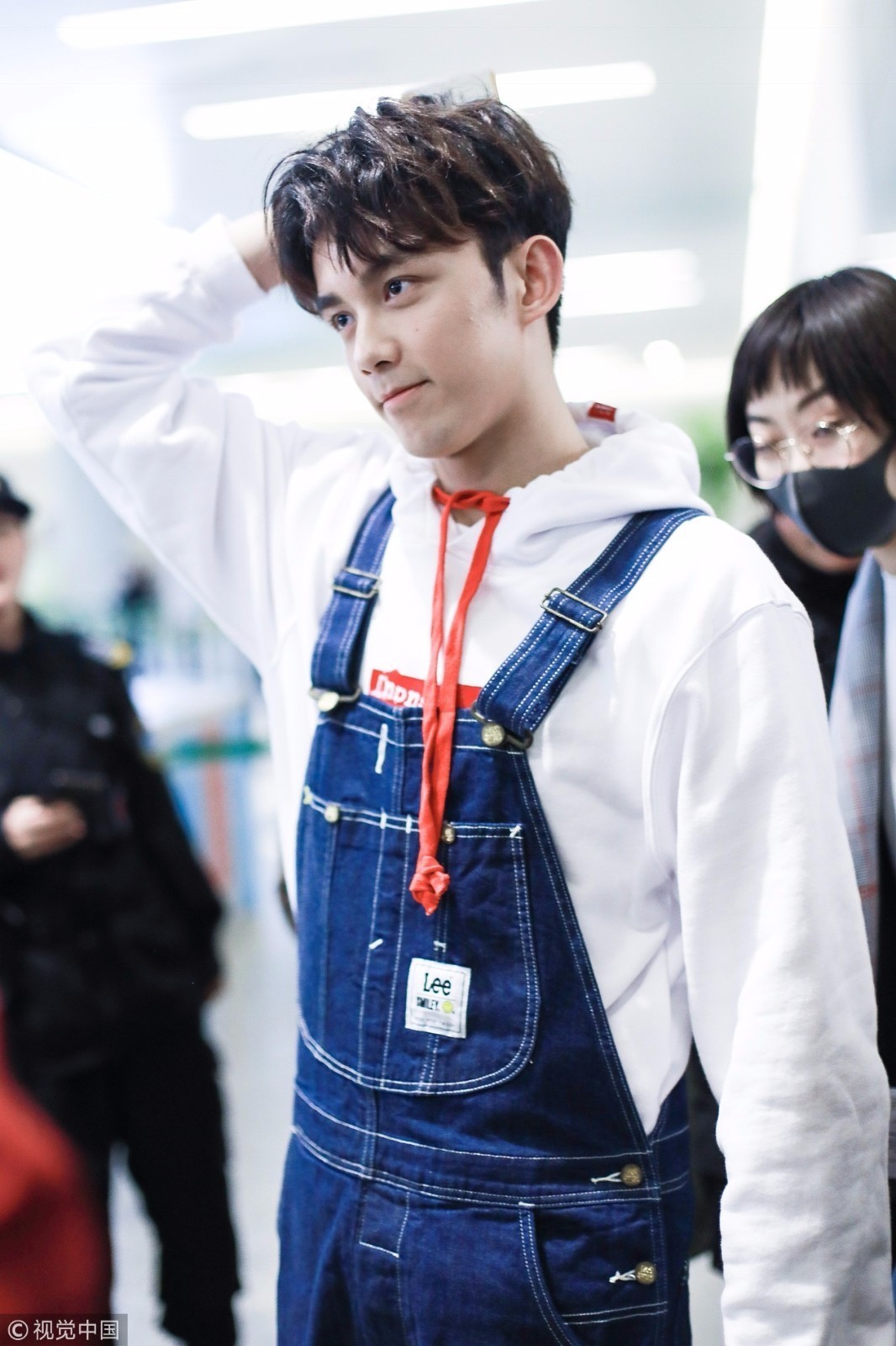 背带裤作为一个时尚单品,款式多样又减龄,受到很多明星的喜爱,那么就