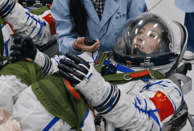 我国最伟大的女航天员,不满18岁就考上了空军