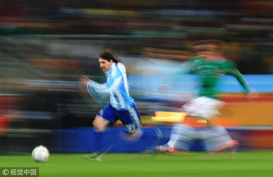 2010年6月27日，南非约翰内斯堡，2010世界杯1/8决赛，阿根廷3-1墨西哥。 梅西带球冲刺