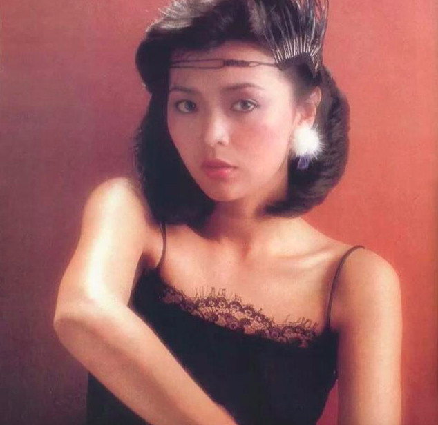 陈玉莲年轻时美貌迷倒周润发刘德华 穿吊带妩媚不输关之琳 雪花新闻 陈玉莲年轻时美貌迷倒周润发刘德华 穿吊带妩媚不输关之琳 雪花新闻