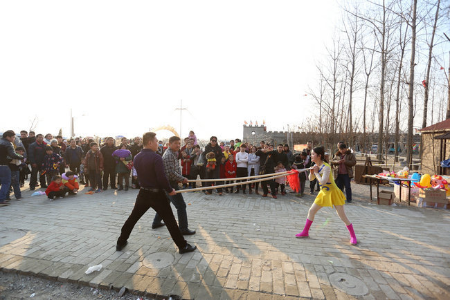 厉害!90后少林武校女子表演硬气功日挣千元