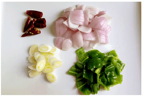 第二步:青椒,洋葱分别切成菱形的块,干辣椒切小段,葱切葱花