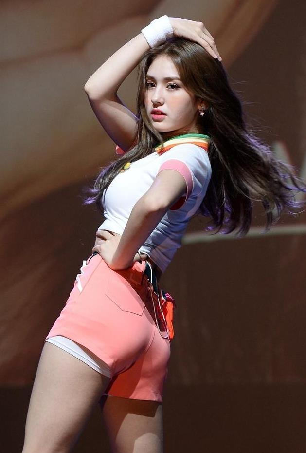 韩国女团变身美女啦啦队 一字马豪放秀美腿