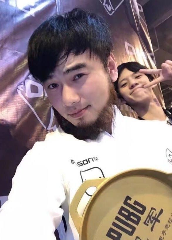 绝地求生:从摄影到电竞职业选手,31岁的他拿到