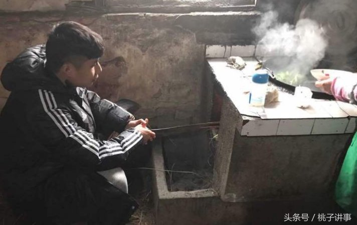 悍将蒿俊闵年薪超千万,过年却回农村老家烧火