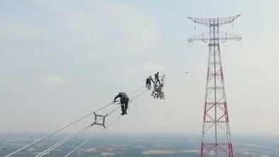 385米高空作业!世界最高输电铁塔启动跨长江放线 385米高空作业!世界最高输电铁塔启动跨长江放线