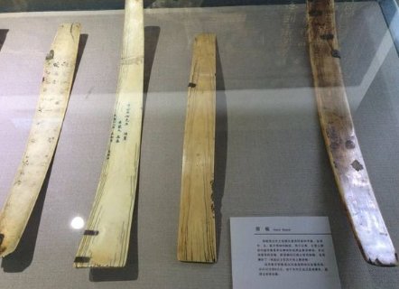 到了唐朝武德四年以后,便开始形成了一种官员使用笏板的规定:以五品