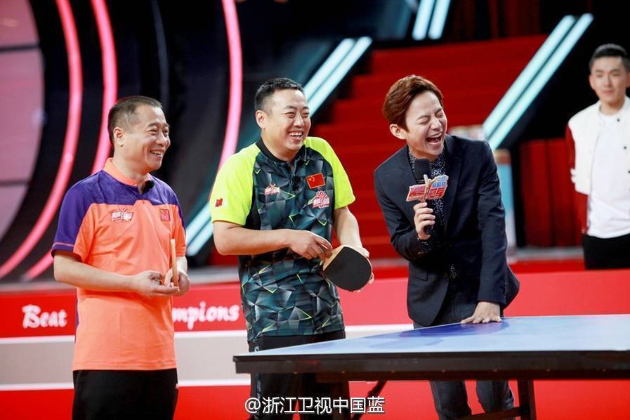 组图-逗!刘国梁王涛打乒乓 一个躺着一个蹲着