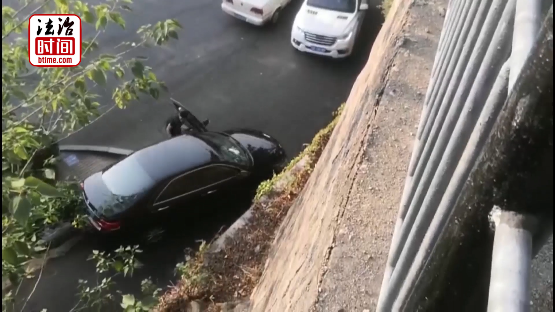 实拍!毒犯驾车逃窜 民警惊险逆行 “上演”缉毒大片!_北京时间