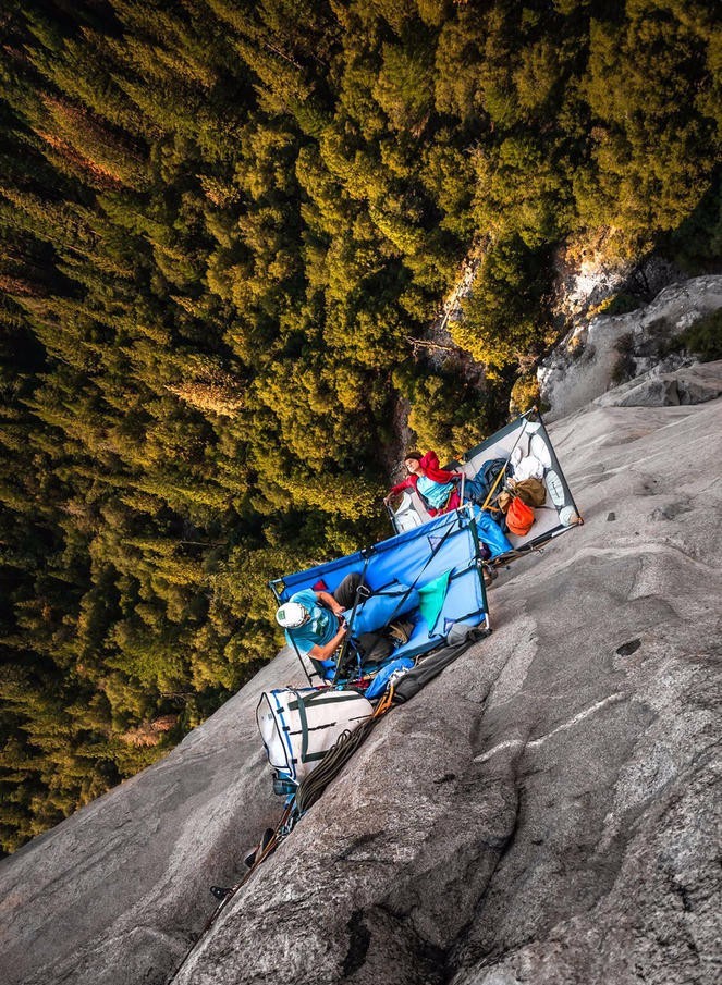 胆好大!国外牛人在悬崖峭壁上安营扎寨