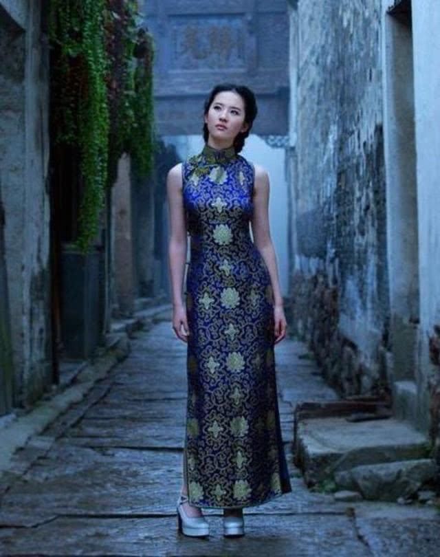 刘亦菲旗袍装很美,而她这一身奇袍才是最新的