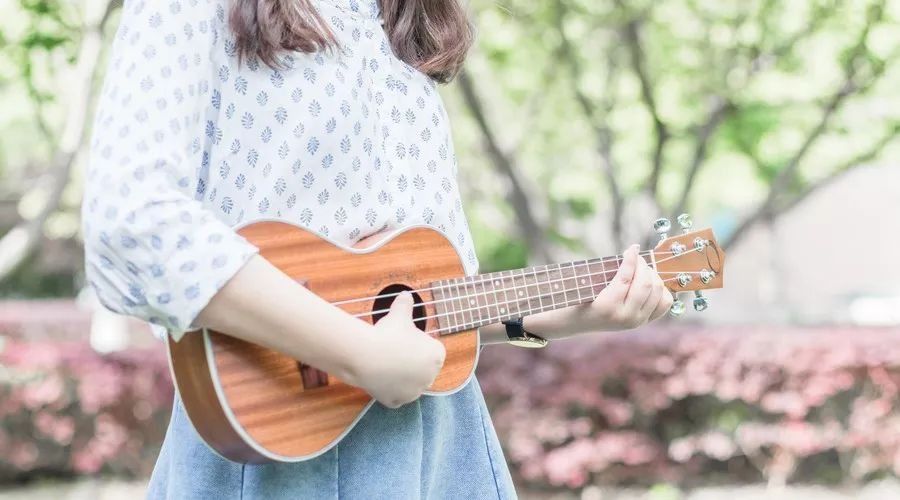 孙俪片场偷空学什么乐器?尤克里里,0基础上手