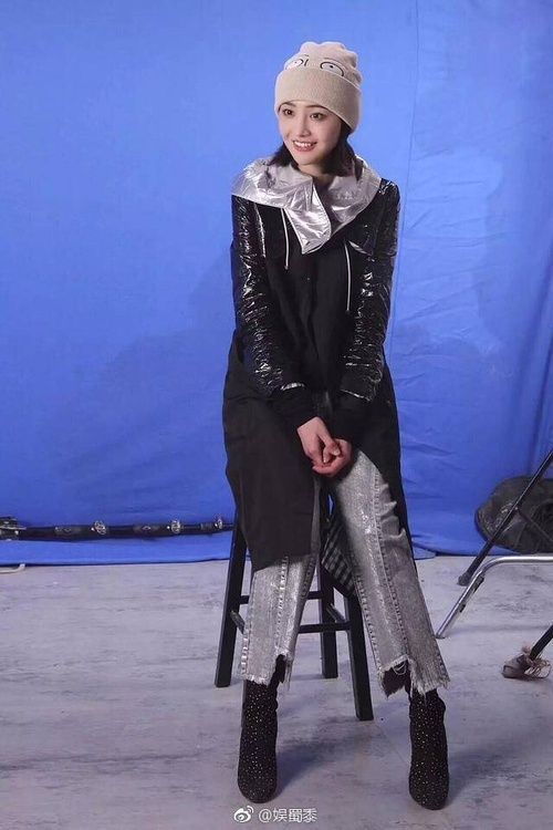 郑爽上节目都还要瞪眼撅嘴,脸上的疤都快破相