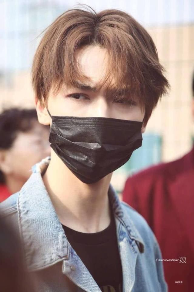 偶像练习生选手办签证,Justin居然拿着自己的百