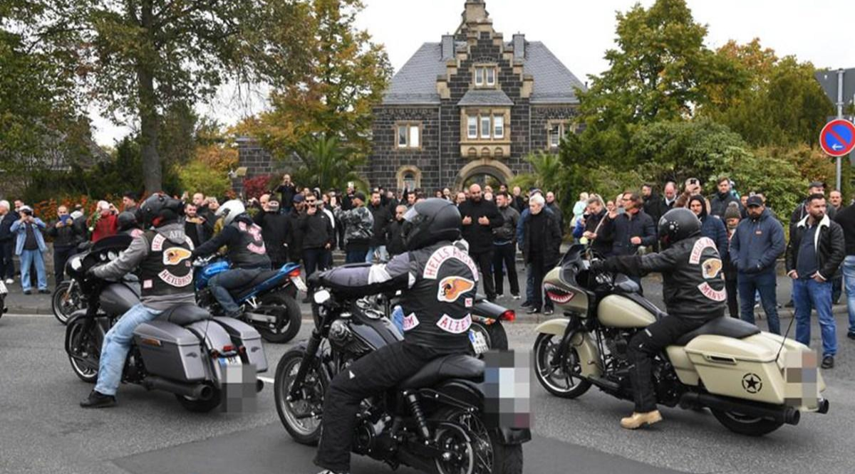 图为葬礼现场，机车队伍声势浩大。