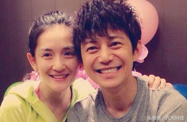 43岁何炅与老婆近照曝光 终于知道他为啥不晒老婆 原来长这般模样