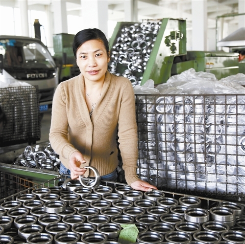 起于微末,发于华枝.1996年,李仙红与丈夫李建平一起开始卖轴承.