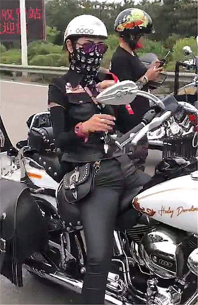 妙龄女子骑哈雷摩托车参加聚会,因身材太好,直