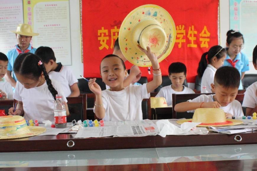 大学生志愿者教小学生手绘草帽赠环卫工人